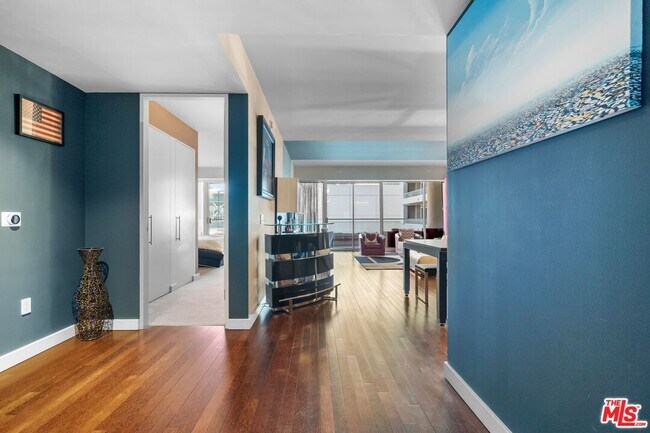 Building Photo - 6250 Hollywood Blvd