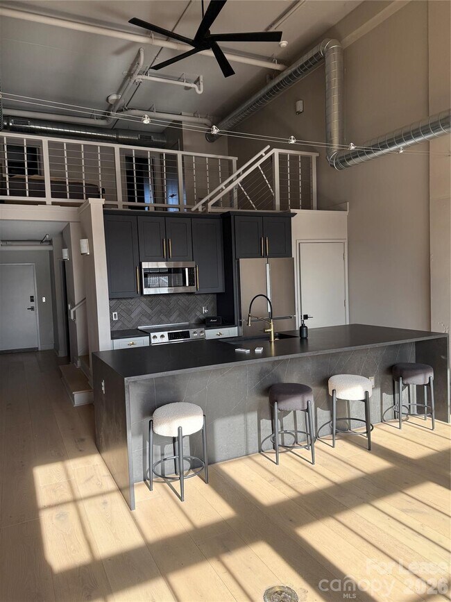 Building Photo - 715 N Graham St