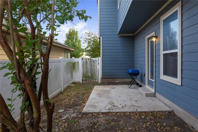 Building Photo - 929 Alamo Plaza Dr