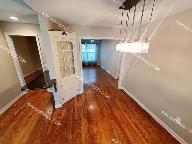 Building Photo - 5428 Maple St