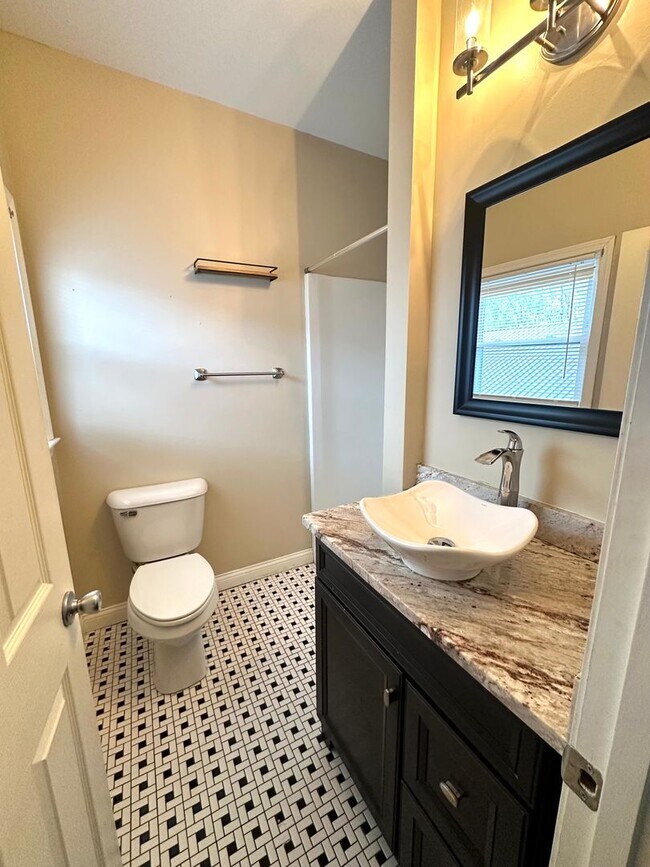 Building Photo - Renovated Germantown House in Great Location