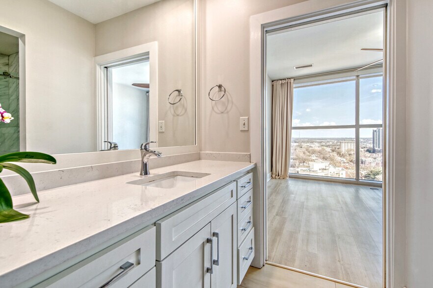 Building Photo - 333 W Trade St