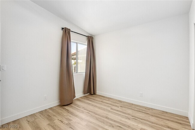 Building Photo - 7400 Queen Palm Dr