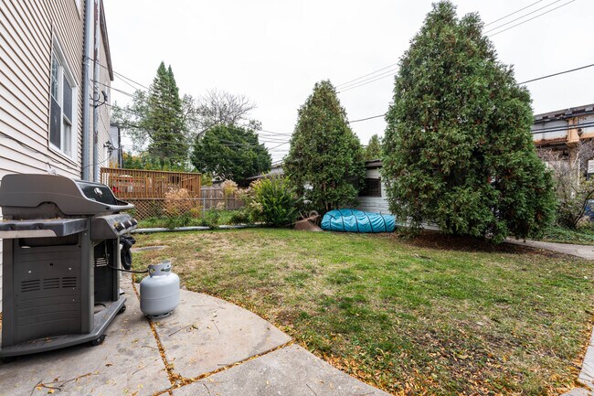 Building Photo - 2227 W Leland Ave