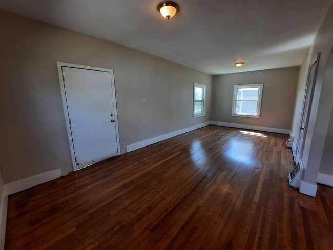 Building Photo - Pet Friendly Home with Fenced Back Yard and Hardwood Floors!