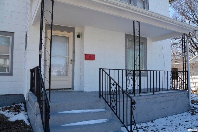 Building Photo - 522 W Hail St