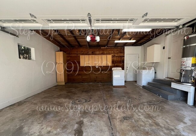 Building Photo - Updated 2-Bed, 2-Bath Home with Bonus Room...