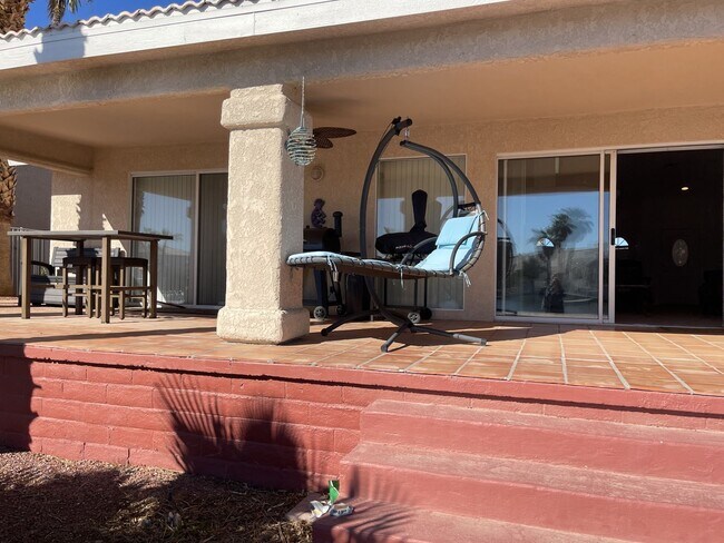 Building Photo - 3 bedroom 2 Bath Lakefront home in the des...