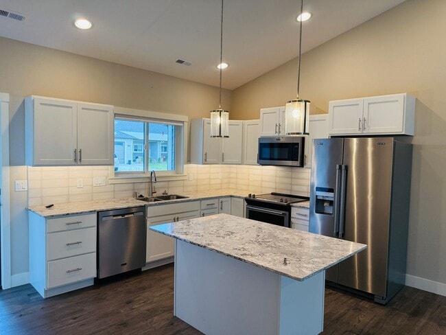 Building Photo - 2 bed, 2 bath West End Luxury