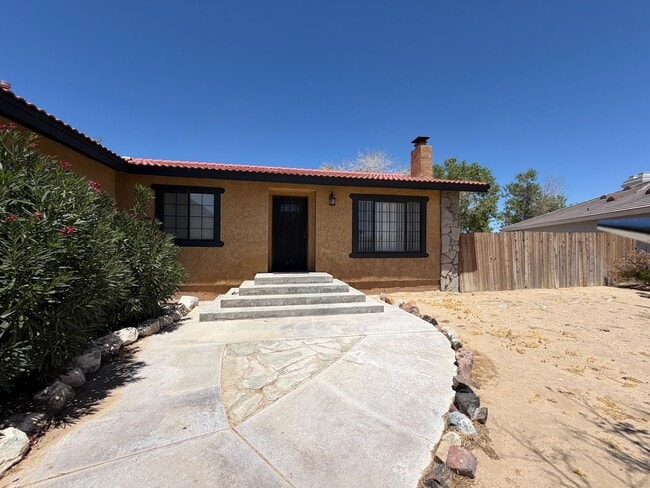 Building Photo - Beautiful 3 Bedroom House Located on Calico Lake