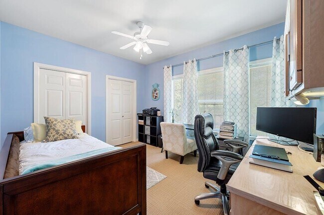 Building Photo - 1207 Lakeway Dr