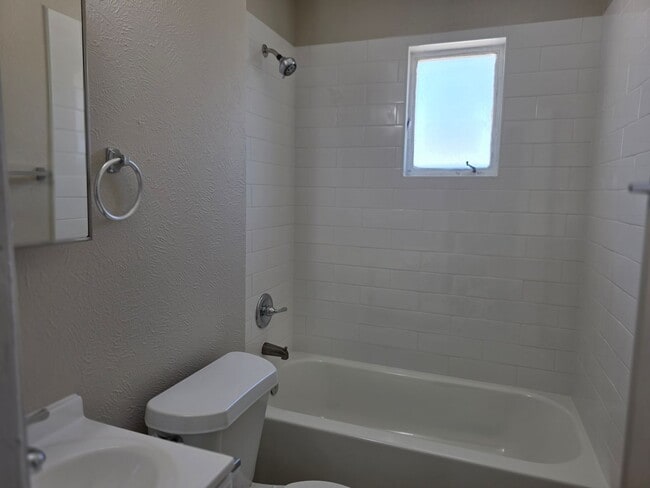 Building Photo - SPACIOUS, BRIGHT 2 BEDROOM - LARGE YARD
