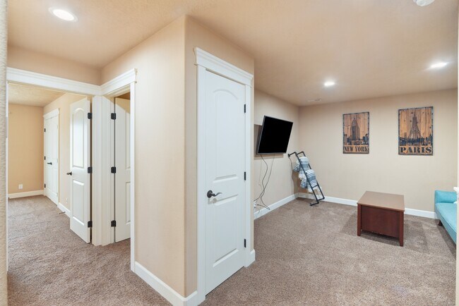 Building Photo - 2023 E Trail Blazer Dr