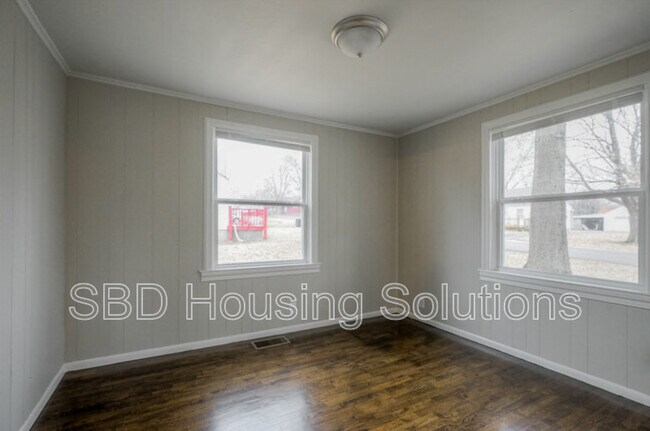 Building Photo - 10522 E 10th St S