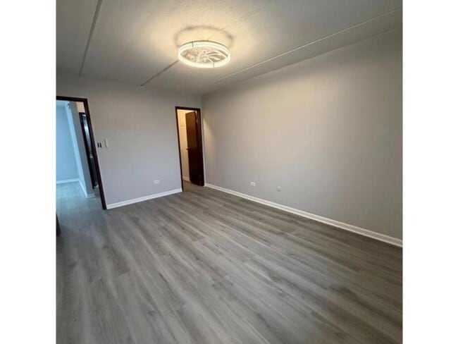 Building Photo - 280 Shorewood Dr