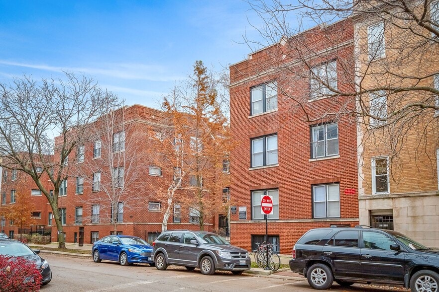 Building Photo - 849 W Cornelia Ave