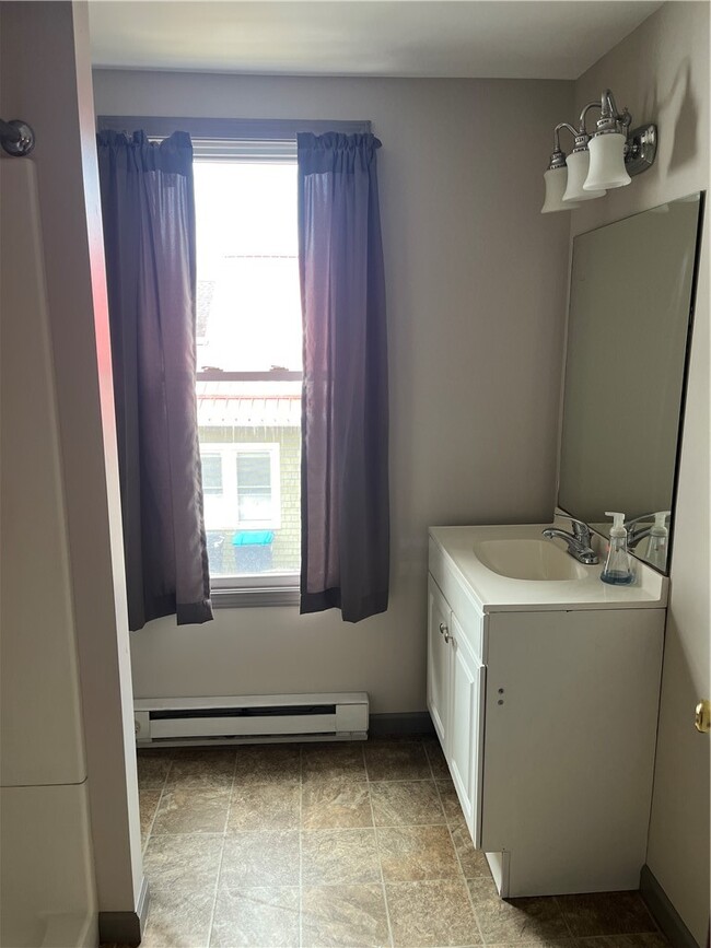 Building Photo - 119 Sayre St