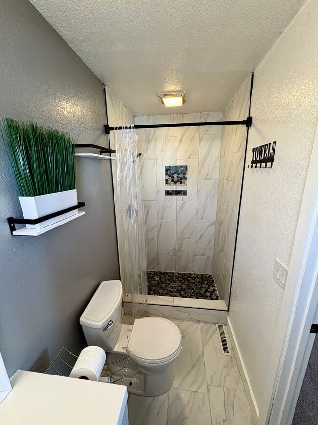 Building Photo - Large 3 bedroom house in the Heights! (Items will be removed)