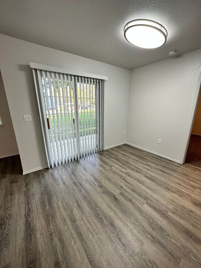 Building Photo - Newly renovated in 2024 2 bedroom 2 bathroom apartment available soon.