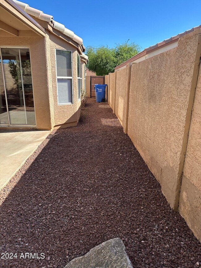 Building Photo - 4634 E Grovers Ave