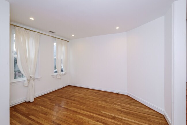 Building Photo - 314 14th Pl NE