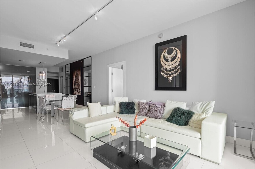 Building Photo - 900 Biscayne Blvd