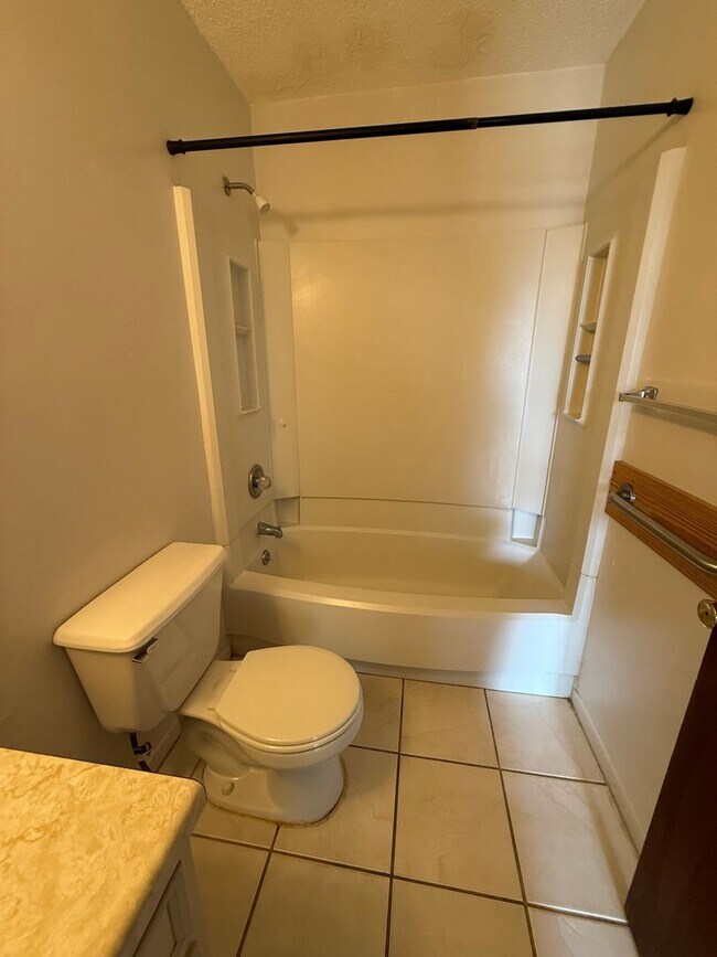 Building Photo - 126 Classic Ct