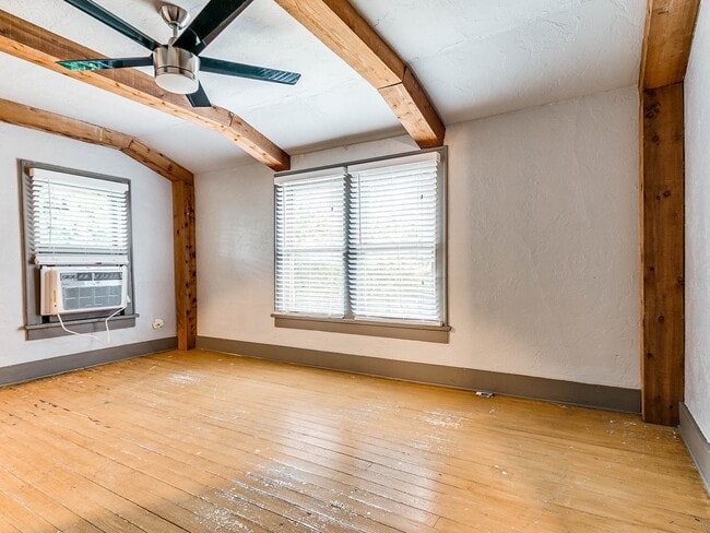Building Photo - Unique with a Artsy Flare    1Bed + Flex Room /1.5 Bath in Edgemere Park