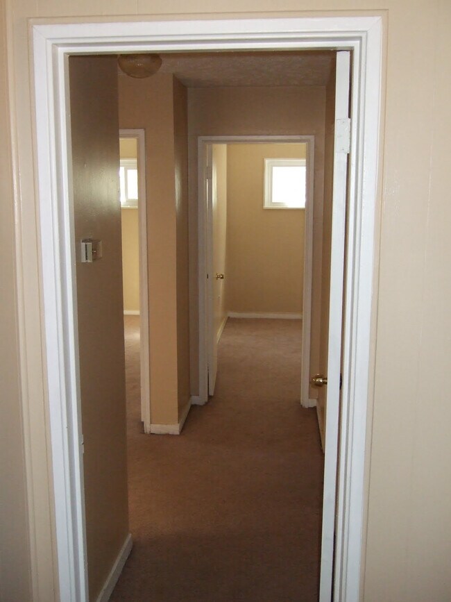 Building Photo - 626 Meadowview Dr