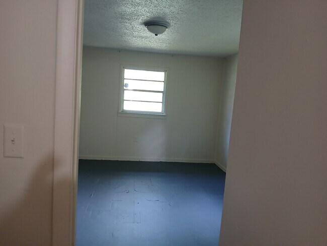 Building Photo - 1407 W 14th St