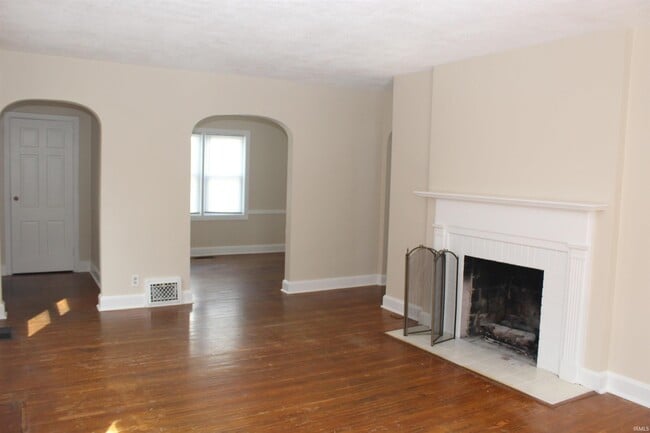 Building Photo - 2100 E Gum St