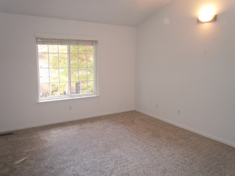 Building Photo - 312 James Cir