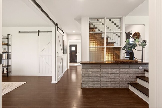 Building Photo - 330 Kilbourn Rd