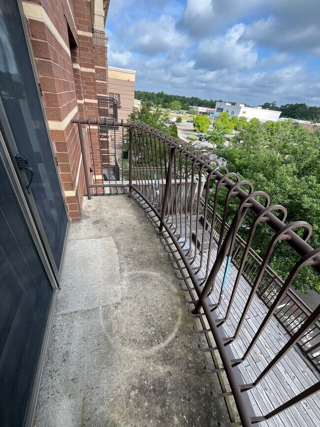 Building Photo - Modern condo  in the center of shopping , restaurants and entertainment venues.