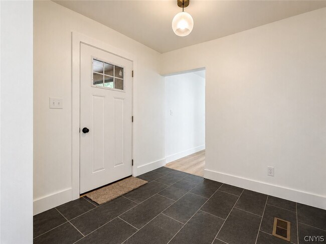 Building Photo - 8 Parkside Ct