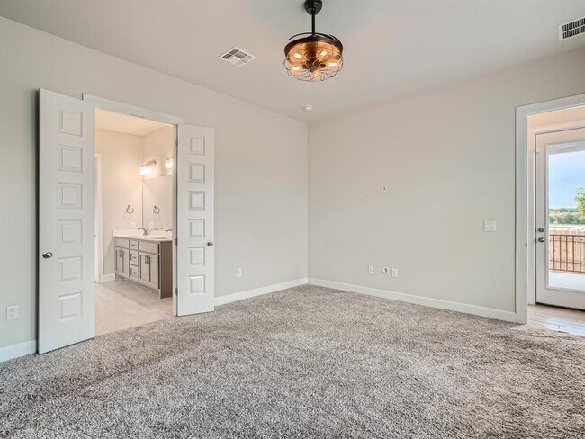 Building Photo - 2800 Sebring Cir