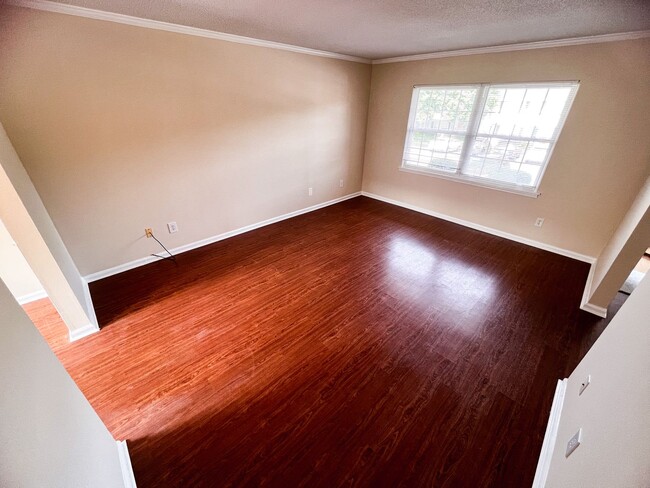 Building Photo - Adorable 2 bedroom, 2 1/2 bathroom townhom...