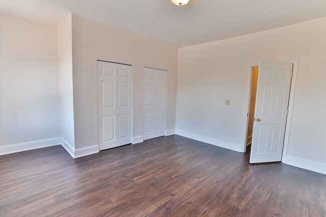 Building Photo - Charming 3 Bedroom on 2nd St