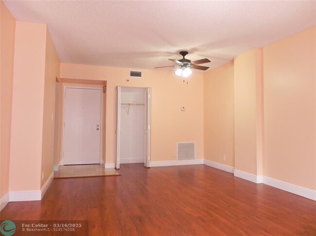 Building Photo - 901 Hillcrest Dr