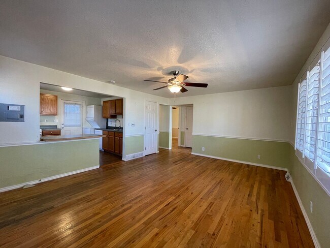 Building Photo - $0 DEPOSIT OPTION! TIMELESS VINTAGE CHARM: 2-BED, 1-BATH UNIT IN A CHARMING TRIPLEX