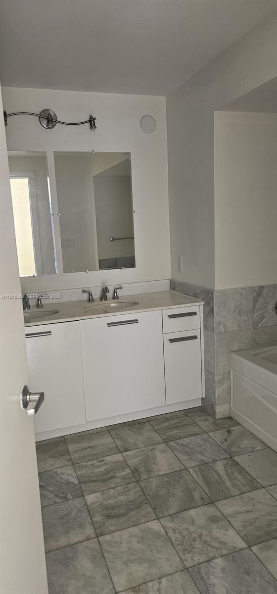 Building Photo - 1060 Brickell Ave