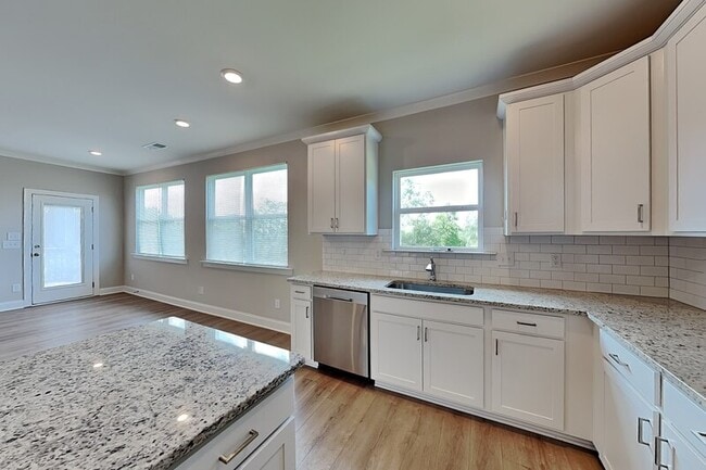 Building Photo - 1121 Camellia Ridge Dr