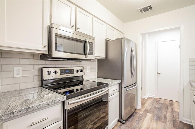 Building Photo - 8715 Pineridge Dr
