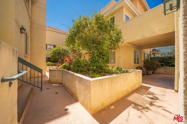 Building Photo - 2716 Honolulu Ave