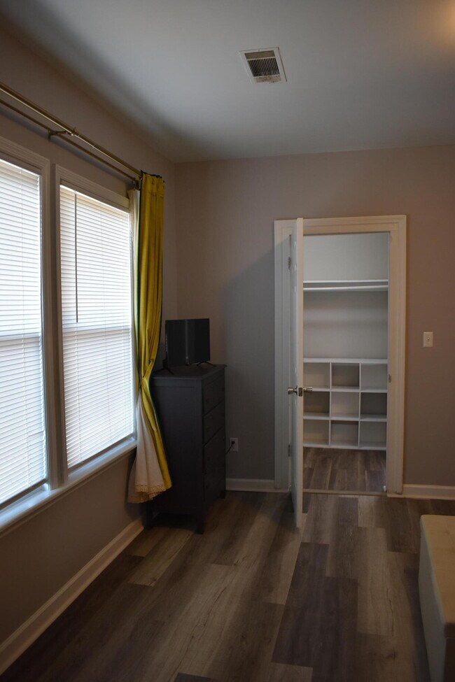 Building Photo - 103 1st St