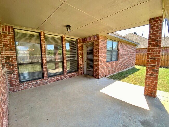 Building Photo - Gorgeous 4 Bed 2 Bath In Edmond
