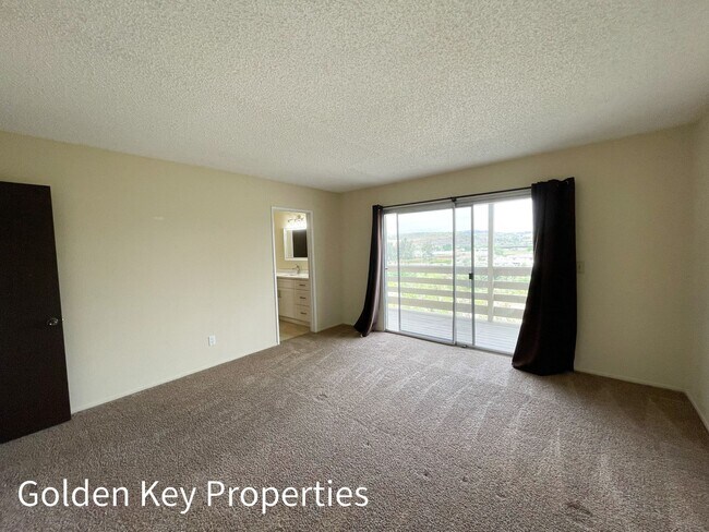 Building Photo - Welcome to this stunning duplex located in beautiful Bonsall!