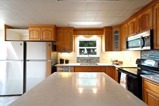 Building Photo - Beautifully Renovated 4-Bedroom Farmhouse on Large Corner Lot in the Heart of Sublimity - Water/S...