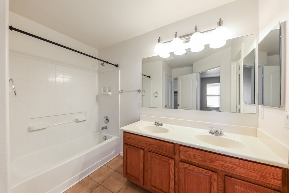 Building Photo - 17746 W Red Bird Rd