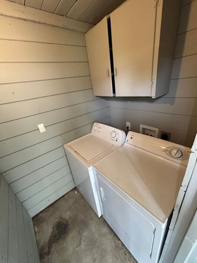Building Photo - Charming Sunny Pacific Grove Duplex - Available early June